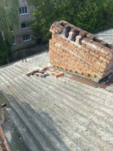 У Луцьку мешканці будинку бояться, що на голову з даху впаде цегла. ФОТО