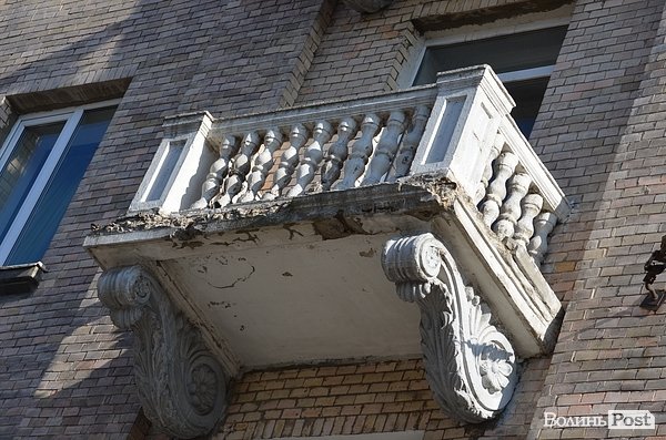 У центрі Луцька на голови обсипаються балкони. ФОТО