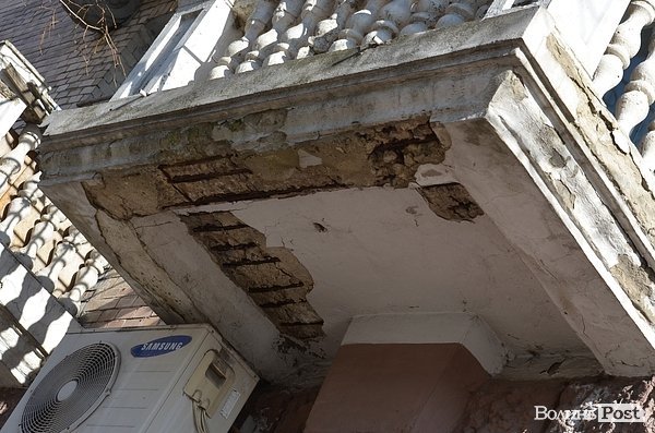 У центрі Луцька на голови обсипаються балкони. ФОТО