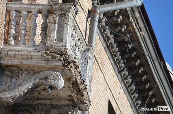 У центрі Луцька на голови обсипаються балкони. ФОТО