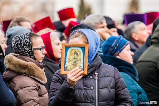 «Силою нашу церкву ніхто не забере»: як у Луцьку прихильники УПЦ (МП) на майдан вийшли. ФОТОРЕПОРТАЖ