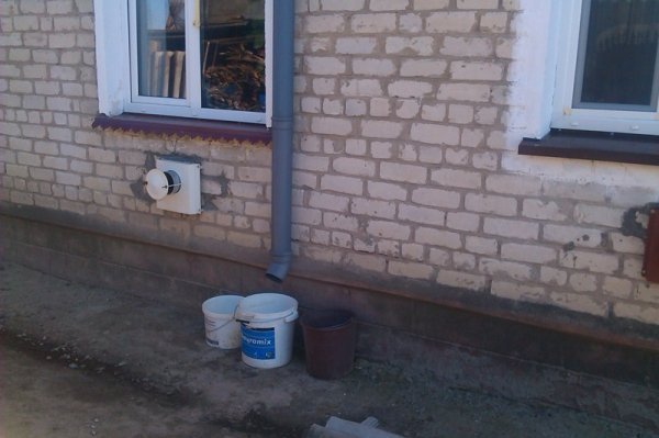 У райцентрі жителі багатоповерхівки викопали під вікнами вигрібну яму. ФОТО