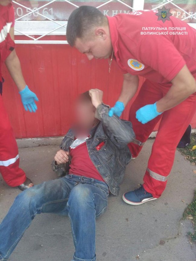 Був таким п'яним, що здавався неживим: у Луцьку рятували чоловіка. ФОТО