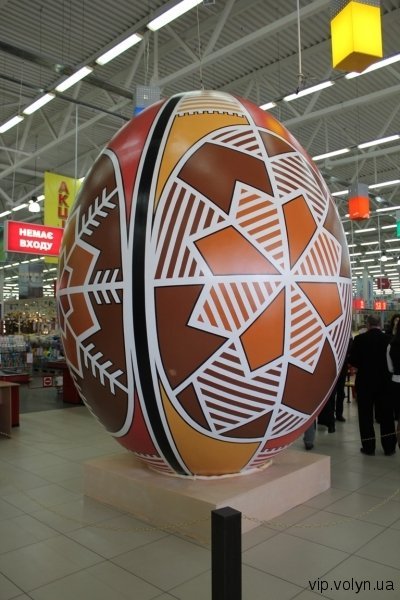 Гігантська писанка у Луцьку вже готова