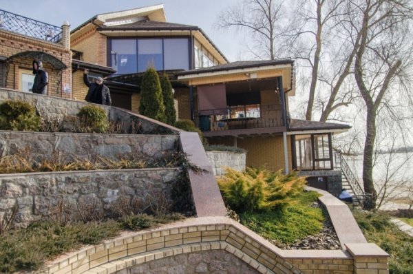 Екскурсія маєтком регіонала Олійника. ФОТО