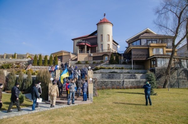 Екскурсія маєтком регіонала Олійника. ФОТО