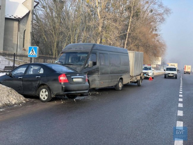 На Волині зіткнулися бус і легковик. ФОТО