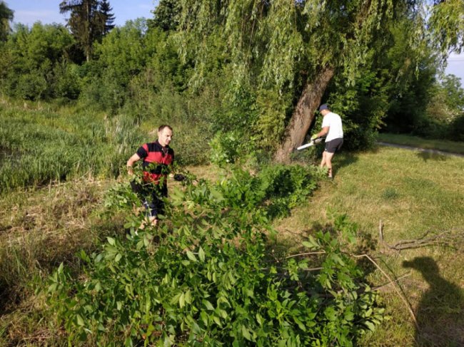 У Ківерцях небайдужі жителі навели лад на березі озера. ФОТО