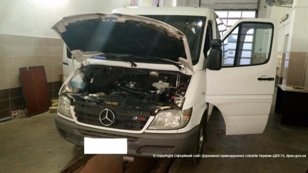 На «Ягодині» затримали авто, «нафаршироване» цигарками. ФОТО. ВІДЕО