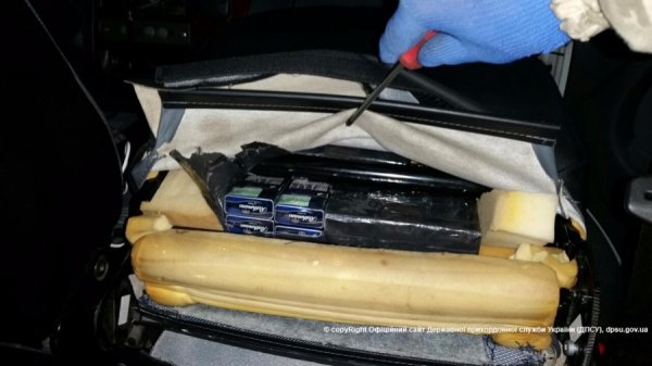 На «Ягодині» затримали авто, «нафаршироване» цигарками. ФОТО. ВІДЕО
