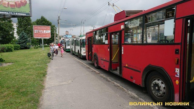 У Луцьку на Соборності зупинили рух десяток тролейбусів. ФОТО