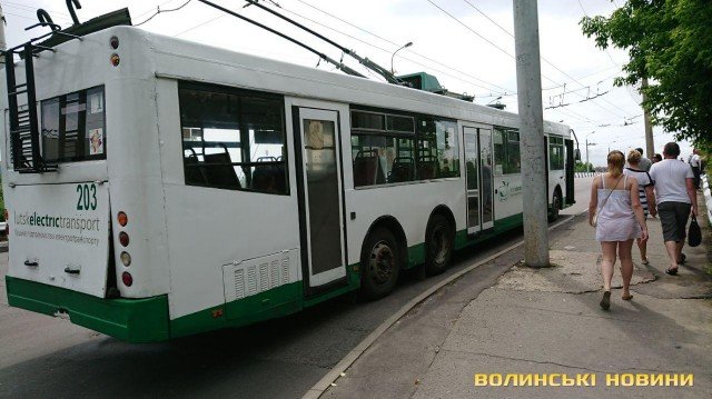 У Луцьку на Соборності зупинили рух десяток тролейбусів. ФОТО