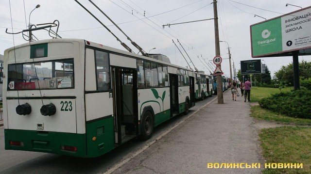 У Луцьку на Соборності зупинили рух десяток тролейбусів. ФОТО