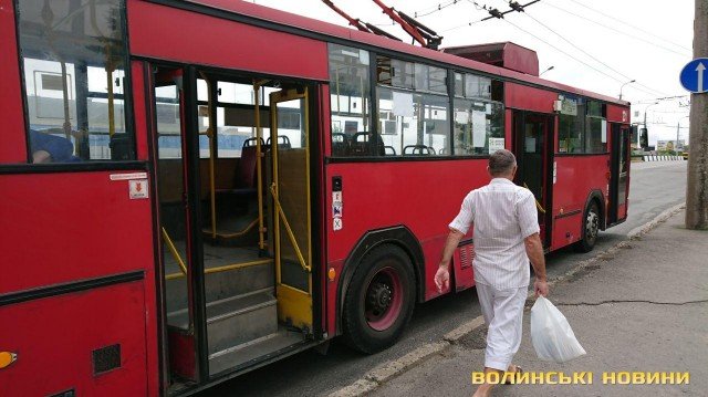 У Луцьку на Соборності зупинили рух десяток тролейбусів. ФОТО