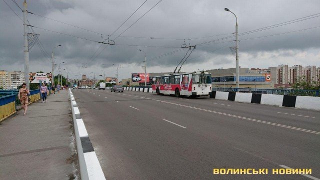 У Луцьку на Соборності зупинили рух десяток тролейбусів. ФОТО