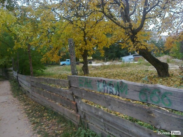 Лучани незадоволені будівництвом храму через електричний кабель. ФОТО