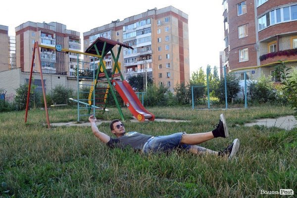 Олександр на вже сухому дитмайданчику