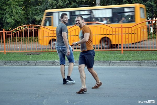 Як «підірвати» інтернет, пропливши затопленим проспектом Луцька. ФОТО