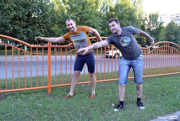 З паркану, який розділяє вулицю, стрибали бомбочкою підлітки, але дорослі хлопці на такі розваги не зважилися, аби не покалічитися