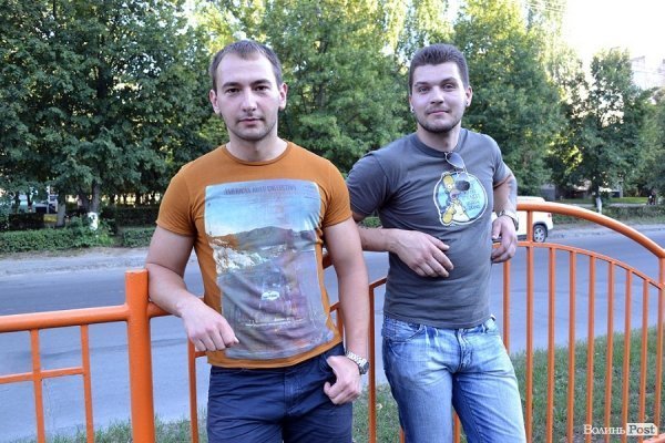 Андрій - зліва, Олександр - справа