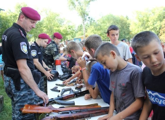 «Беркутівці» влаштували шоу в дитячому таборі. ФОТО