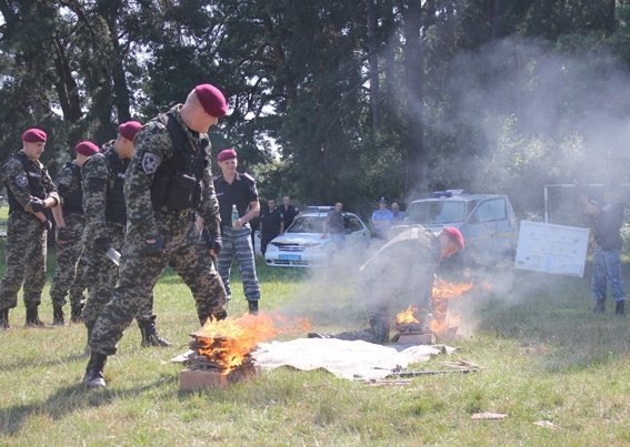 «Беркутівці» влаштували шоу в дитячому таборі. ФОТО