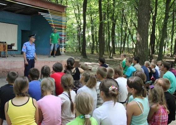 «Беркутівці» влаштували шоу в дитячому таборі. ФОТО