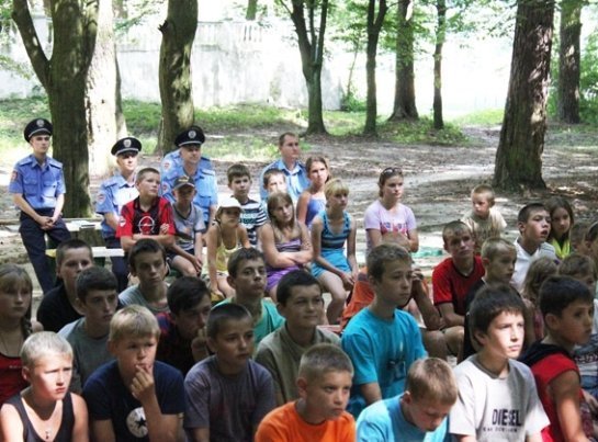 «Беркутівці» влаштували шоу в дитячому таборі. ФОТО