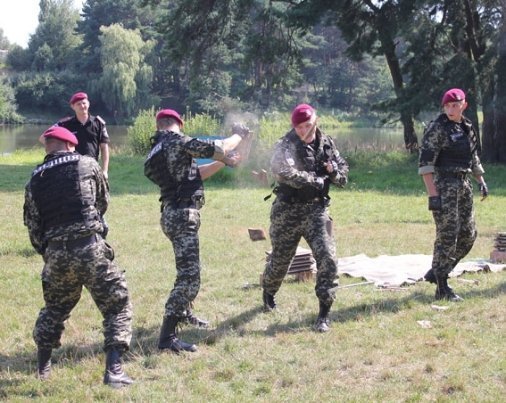 «Беркутівці» влаштували шоу в дитячому таборі. ФОТО
