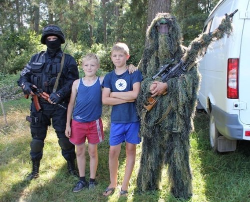 «Беркутівці» влаштували шоу в дитячому таборі. ФОТО