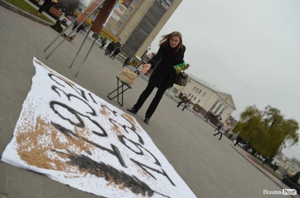 «НКВДисти-охоронці хліба» в Луцьку нагадують про голодомор. ФОТО 