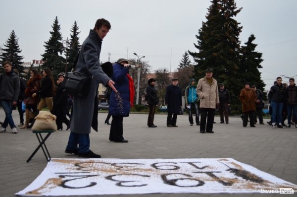 «НКВДисти-охоронці хліба» в Луцьку нагадують про голодомор. ФОТО 