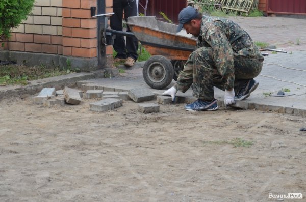 Активісти, які намагалися розібрати не лише паркан, а ще й баню, розійшлися.  ФОТО