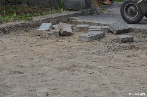 Активісти, які намагалися розібрати не лише паркан, а ще й баню, розійшлися.  ФОТО