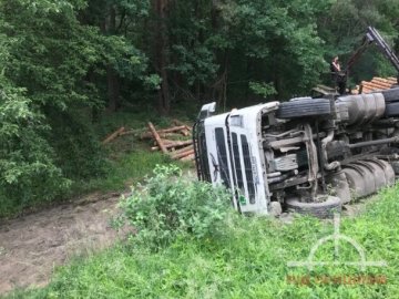 Аварія на Волині: вантажівка перевернулася і злетіла в кювет