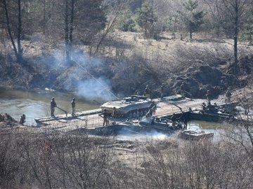 «У наступ»: вражаючі фото військових навчань на Волині