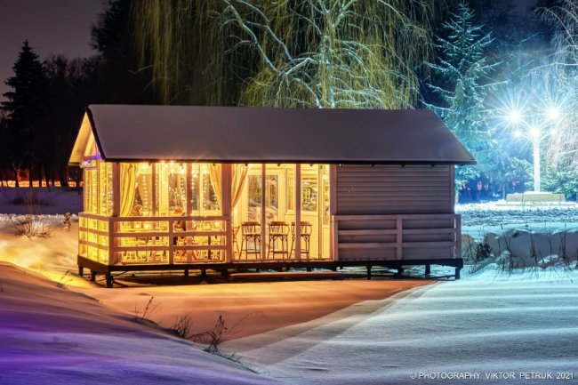 Зимова казка: опублікували неймовірні світлини вечірнього парку Луцька. ФОТО