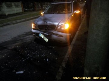 У Луцьку  – вечірня аварія: Mercedes влетів у бус. ФОТО
