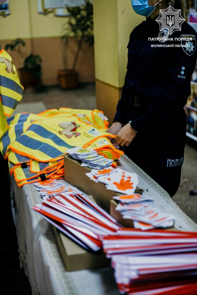 Волинські школярі отримали від патрульних та Генконсульства Польщі жилетки та флікери. ФОТО