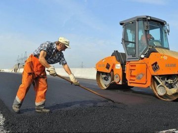 На дорозі «Луцьк-Ковель» укладають верхній шар асфальту