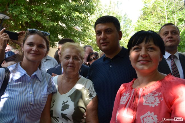 Щастя молодим та селфі-бум: як Гройсман гуляв центром Луцька. ФОТО