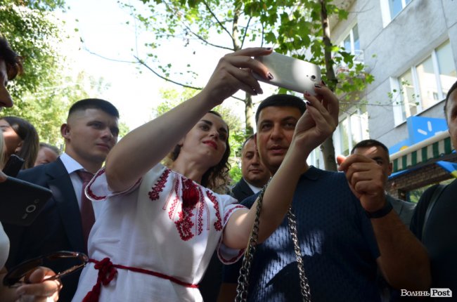 Щастя молодим та селфі-бум: як Гройсман гуляв центром Луцька. ФОТО