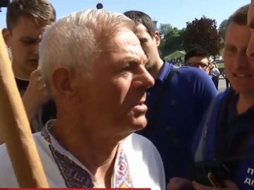 Активіст із українським стягом став на шляху першотравневої ходи