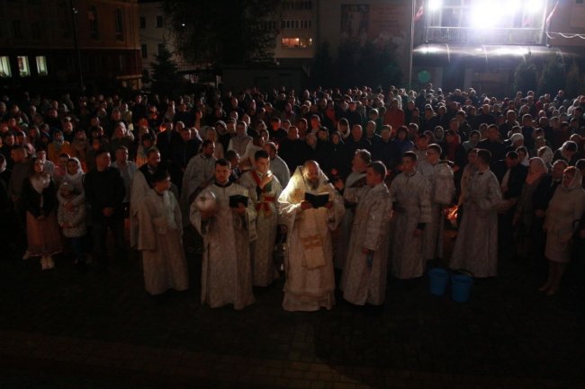 Великодня ніч у кафедральному соборі Луцька. ФОТОРЕПОРТАЖ