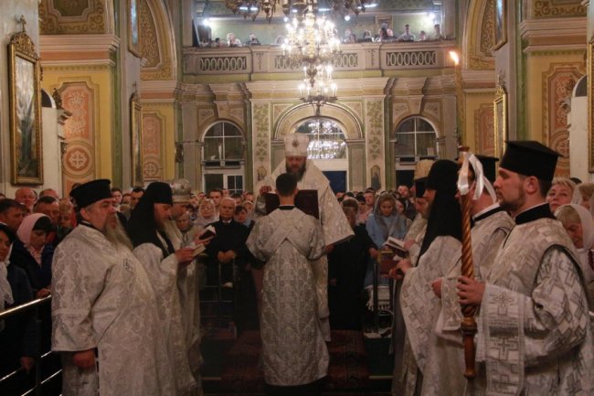 Великодня ніч у кафедральному соборі Луцька. ФОТОРЕПОРТАЖ