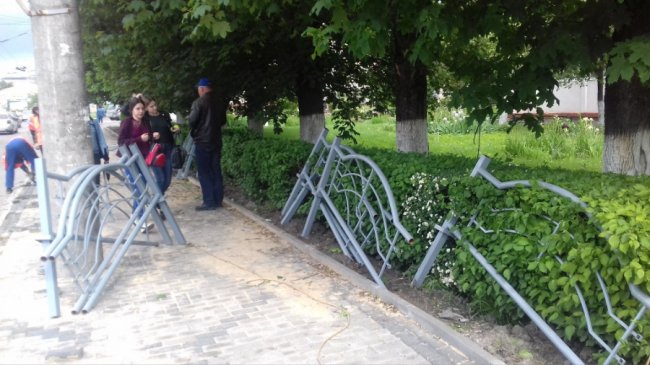 На одній з вулиць Луцька встановлюють турнікети. ФОТО