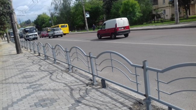 На одній з вулиць Луцька встановлюють турнікети. ФОТО