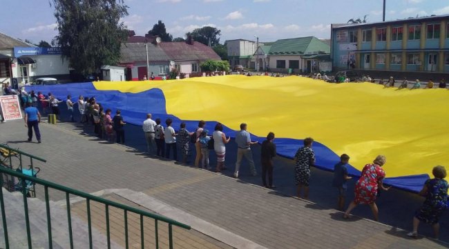У селищі на Волині розгорнули найбільший в світі державний прапор України. ФОТО