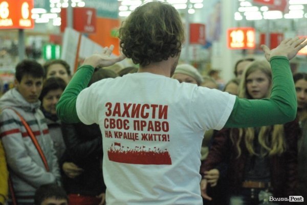 У Луцьку «Нова лінія» та спортзал стали театрами. ФОТО. ВІДЕО