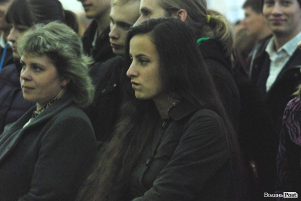 У Луцьку «Нова лінія» та спортзал стали театрами. ФОТО. ВІДЕО